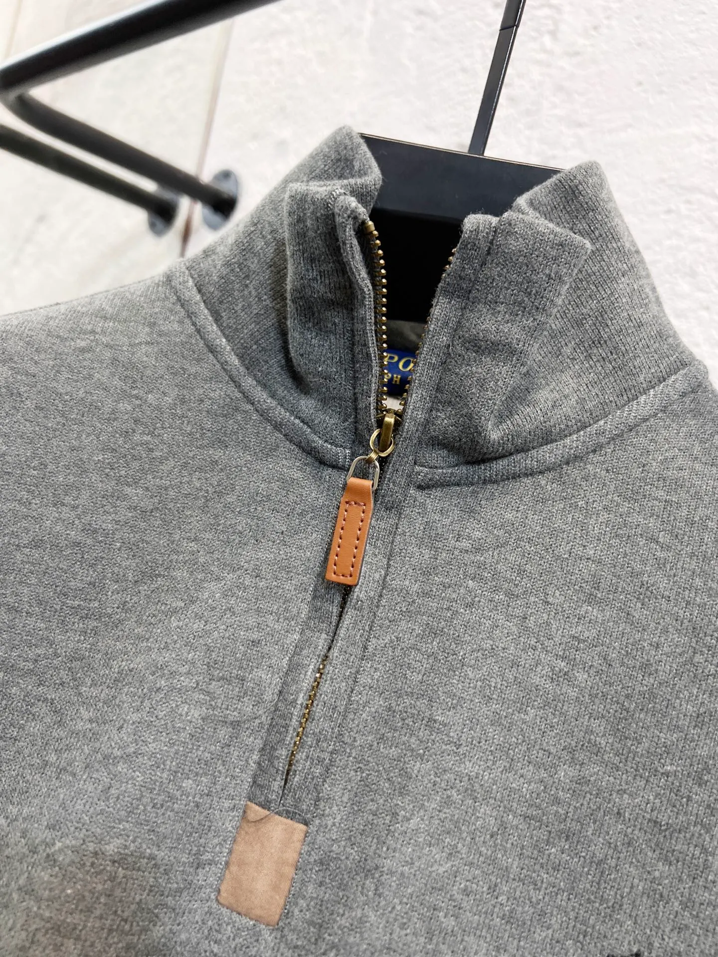 P196 Style number: T68 2235# Actual pictures! ! Ralph Lauren Minnie fabric long-sleeved half-zip sweatshirt. Color: black, oatmeal gray, camel, dark gray, light gray, navy blue, milk white. A total of 7 colors. Size: M-100-120 catties L-120-140 catties XL-140-160 catties 2XL-160-180 catties